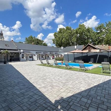 Adel Apartman Kisujszallas 외부 사진
